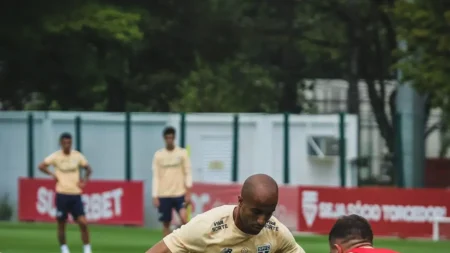 Elenco do São Paulo participa de treino no CT com ações pelo Outubro Rosa.