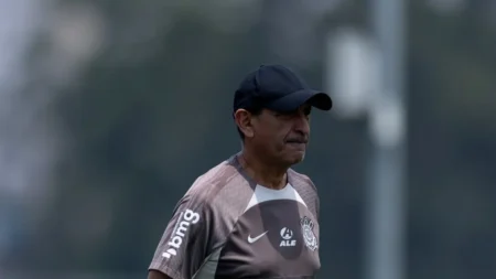 Escalação do Corinthians: Ramón finaliza preparação e pode fazer mudanças no meio-campo para enfrentar o Inter