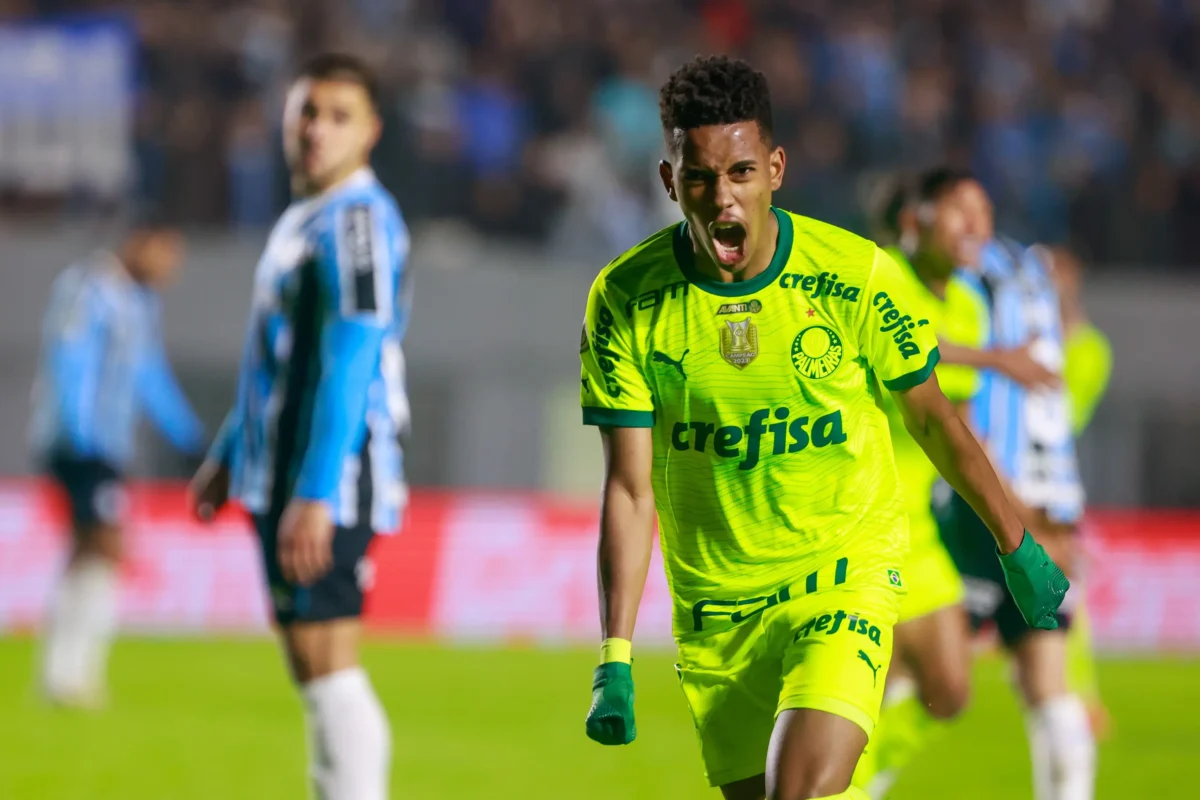 Estêvão deve retornar ao time titular do Palmeiras em jogo crucial e com gol histórico.