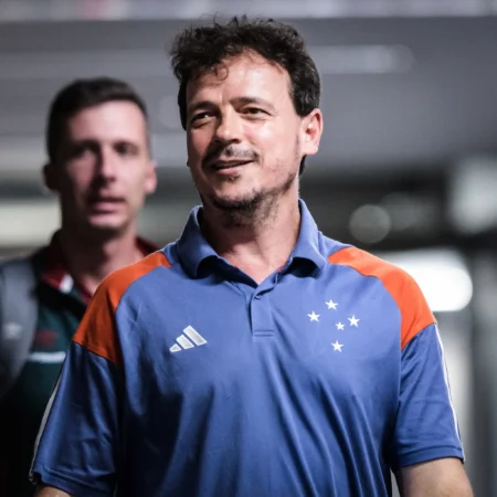 Fernando Diniz, Técnico do Cruzeiro, figura entre os 50 Melhores Treinadores de Futebol do Mundo.