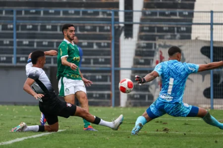 Figueiredo impressiona no Palmeiras após um ano sem jogar: Abel elogia habilidades do jogador.