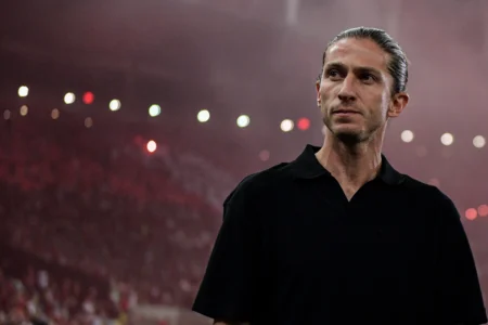 Filipe Luís faz estreia como técnico do Flamengo em clássico contra rival que mais o viu brilhar