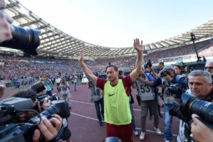 "Francesco Totti, 48 anos, admite possibilidade de retorno aos gramados: 'Nunca diga nunca'".