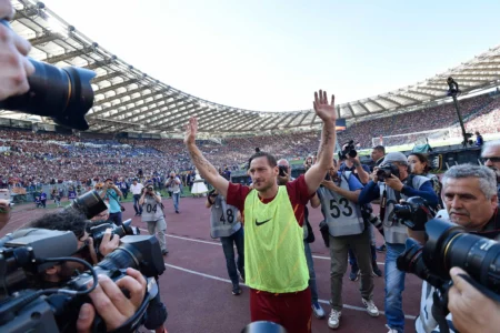 "Francesco Totti, 48 anos, admite possibilidade de retorno aos gramados: 'Nunca diga nunca'".