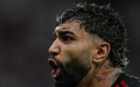 Gabriel Barbosa (Gabigol) deixará o Flamengo: Santos lidera disputa pela contratação do atacante.