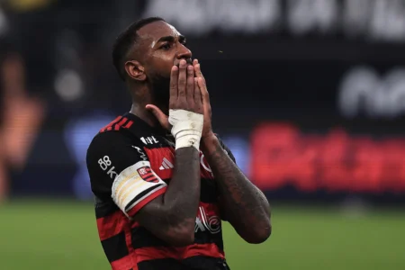 Gerson destaca esforço do Flamengo após expulsão de Bruno Henrique: "Vitória dedicada a ele"