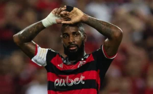 Gerson sofre lesão pelo Flamengo e revela problema de saúde a Filipe Luís: "Antibiótico na..."