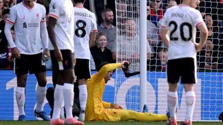 Goleiro Alisson terá retorno previsto para novembro, afirma Liverpool