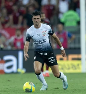 "Héctor Hernández: Do titular ao banco de reservas no Corinthians após eliminação para o Flamengo"