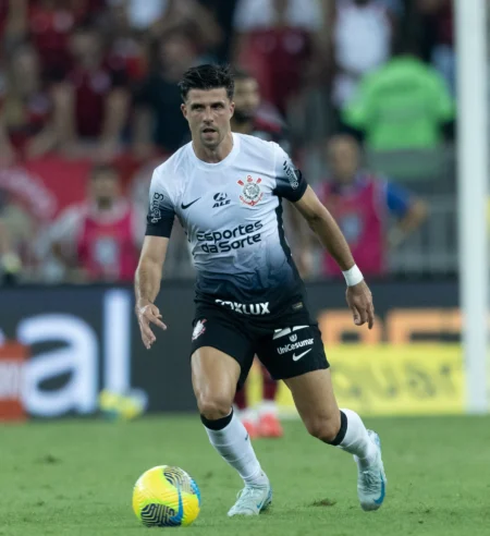 "Héctor Hernández: Do titular ao banco de reservas no Corinthians após eliminação para o Flamengo"