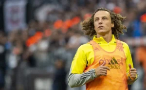 Hugo Souza é consolado por David Luiz após eliminação do Corinthians contra o Flamengo.