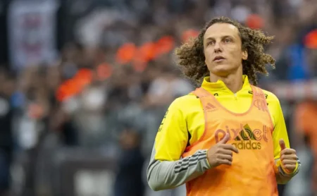 Hugo Souza é consolado por David Luiz após eliminação do Corinthians contra o Flamengo.