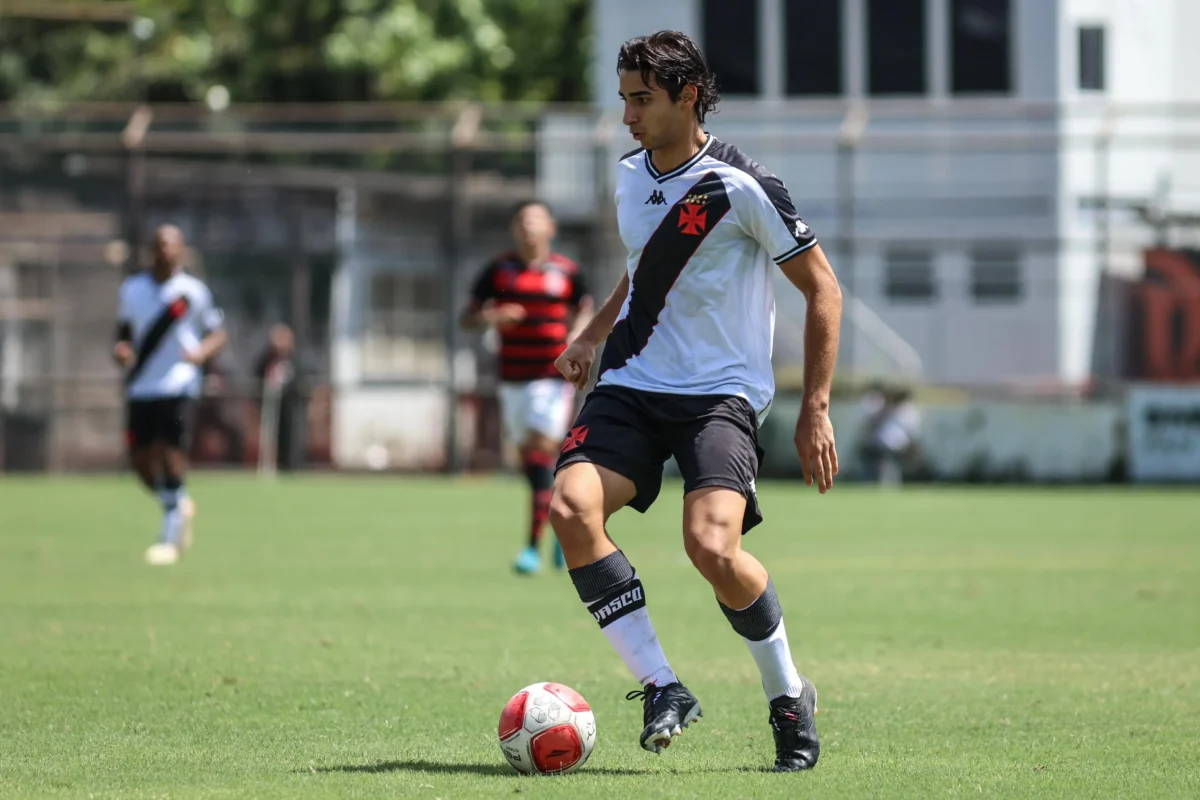 "Ídolo do Vasco elogia JP: 'Meia que não existe hoje, muito melhor que Bismarck'"