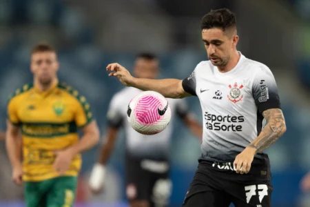 Igor Coronado recebe o terceiro cartão amarelo e pode desfalcar o Corinthians no clássico contra o Palmeiras.