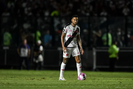 Jair comemora retorno ao Vasco após lesão: "É muito tempo"