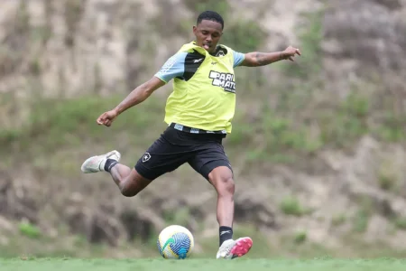 Jeffinho volta a treinar, Botafogo se prepara para retorno do atacante na semifinal da Copa Libertadores