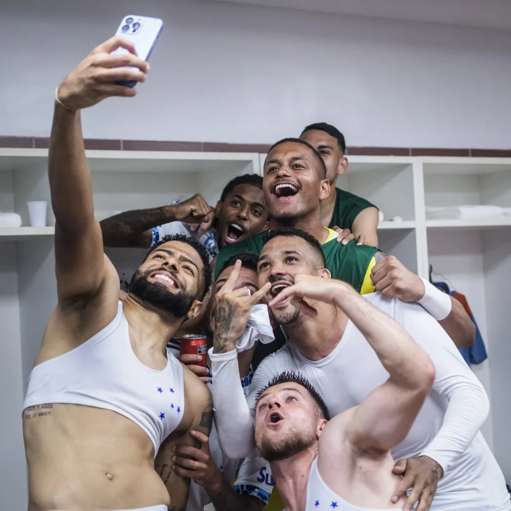 Jogadores do Cruzeiro reagem a provocação do goleiro do Lanús: "Vai ver a gente na TV"