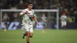 Kevin Serna sofre lesão muscular: risco de não atuar pelo Fluminense em 2024.