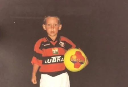 Léo Ortiz compartilha foto rara da infância vestido de Flamengo e destaca o poder dos sonhos