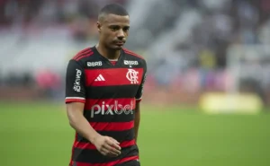 Lesão muscular de De La Cruz preocupa o Flamengo após jogo contra o Corinthians