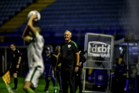 Lisca critica VAR após empate entre Avaí e América-MG: "Alterou a história do jogo"