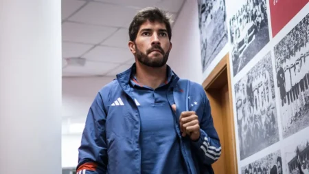 Lucas Silva busca retomada no Cruzeiro com Diniz após queda de prestígio.