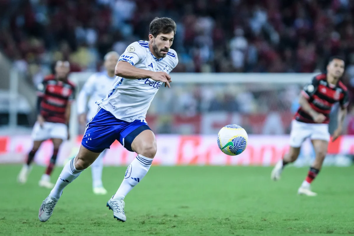 Lucas Silva completa um mês sem atuar: o que acontece com o meio-campista do Cruzeiro no fim do contrato?