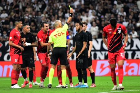 Martínez e Yuri Alberto receberam terceiro cartão amarelo: saiba quem ficará de fora do Corinthians.