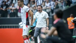 Milito critica desempenho do Atlético-MG e lamenta gols evitáveis no jogo contra o Vitória