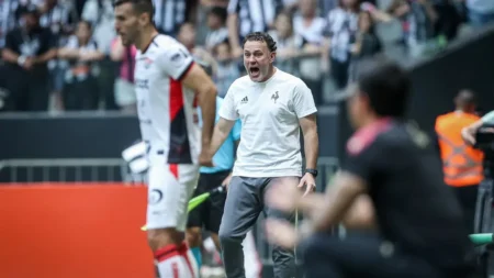 Milito critica desempenho do Atlético-MG e lamenta gols evitáveis no jogo contra o Vitória