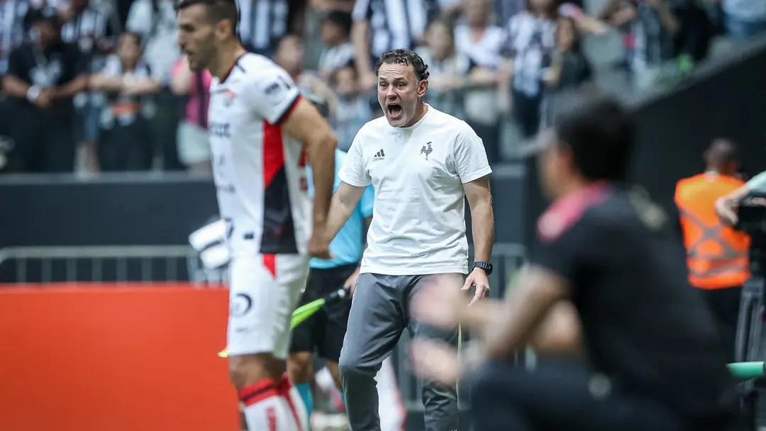 Milito critica desempenho do Atlético-MG e lamenta gols evitáveis no jogo contra o Vitória