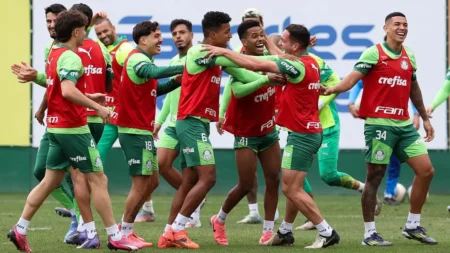 Palmeiras realiza último treino antes de enfrentar o Bragantino com Estêvão e testa mudanças.