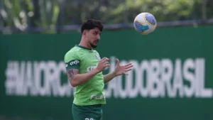 "Piquerez, jogador do Palmeiras, se torna influencer durante recuperação de lesão no joelho"