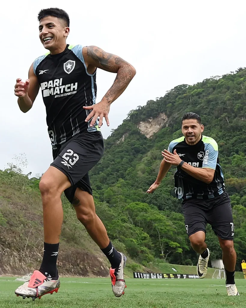 "Probável Escalação do Botafogo: Artur Jorge deve utilizar time misto diante do Peñarol com vantagem no placar"