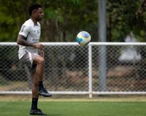 Ramón Díaz comanda treino tático no Corinthians; Palacios apresenta evolução na recuperação