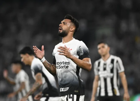 Raniele reencontra o Cuiabá no Corinthians: dívida milionária e crise no clube paulista