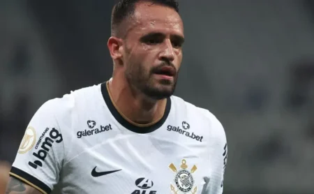 Renato Augusto, ex-ídolo do Corinthians, recebe comunicado e planeja novo desafio em sua carreira.