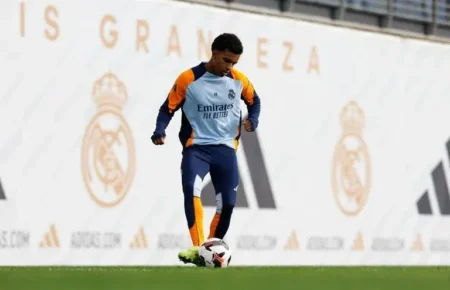 Rodrygo volta a treinar no Real Madrid após lesão, enquanto lateral da Fiorentina é incluído na pré-lista da Seleção Brasileira