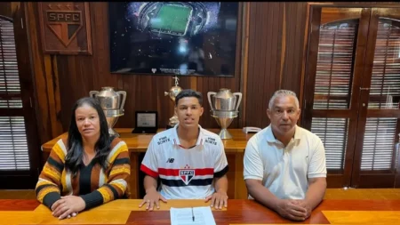 "São Paulo Renova Contrato de Jogador de 17 Anos e Aumenta Multa para R$ 362 Milhões"