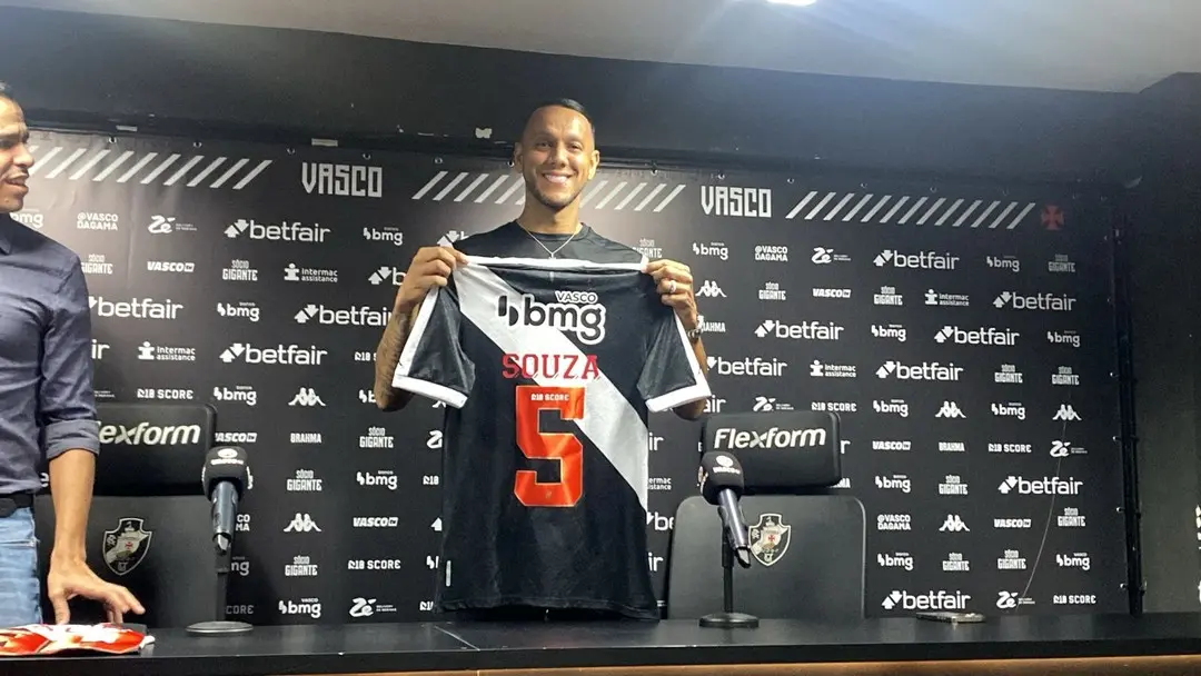 "Souza Releva Cartão Vermelho em menos de 4 minutos de Jogo pelo Vasco"