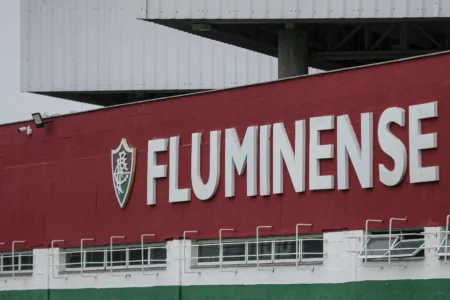 Técnico do Fluminense, Mano Menezes celebra gol de Cano e projeta time mais ofensivo.