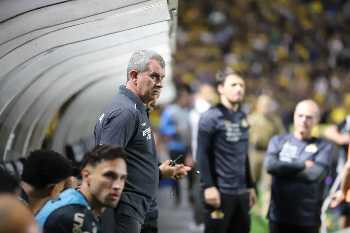 Tite: "Criciúma poderia ter suportado mais", diz Tite após empate com gol do São Paulo nos minutos finais.