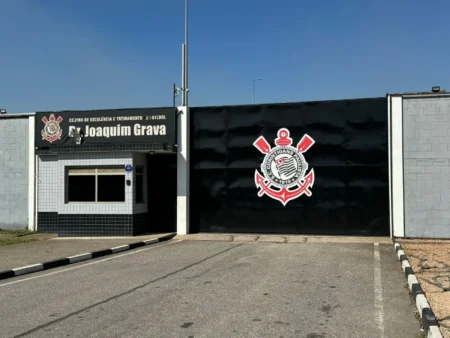 Torcida Organizada do Corinthians Visita CT Antes da Semifinal da Copa Sul-Americana