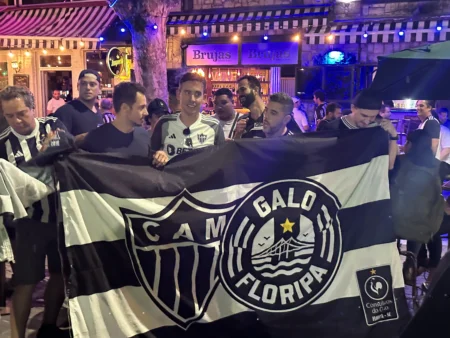 Torcida do Atlético-MG lota praça em Buenos Aires antes do jogo decisivo contra o River Plate