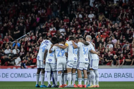 Treinador do Cruzeiro, Paulo Diniz descarta fadiga física de titulares na disputa do Campeonato Brasileiro.