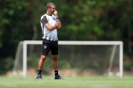 Treinamento Tático e Ação com Crianças: Botafogo Volta à Atividade Após Folga