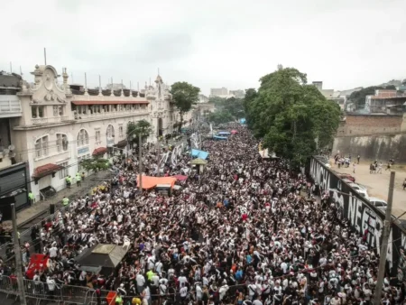 "Vasco Chega ao São Januário com Cenário de Confronto: Rua de Fogo, Spray de Pimenta e Tentativa de Invasão"