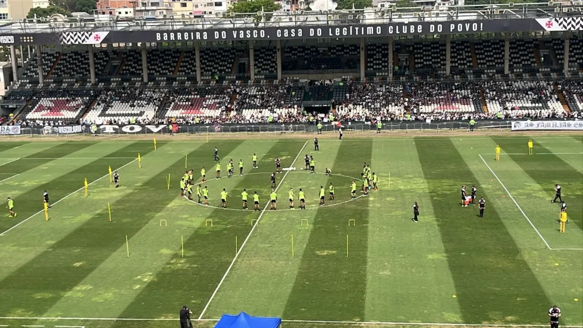 Vasco promove treino aberto antes de semifinal da Copa do Brasil; fotos