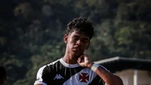 Vasco renova contrato de jovem atacante de 19 anos com multa recorde de R$ 360 milhões