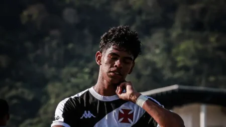 Vasco renova contrato de jovem atacante de 19 anos com multa recorde de R$ 360 milhões